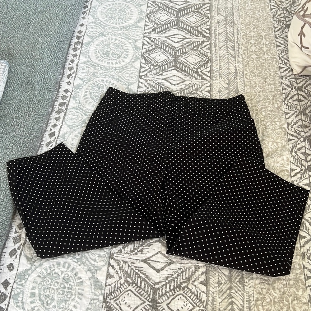 Chico’s Sleek Dot Laureen Slim Capri Crop Stretch Pants Size 1.5.  NWT